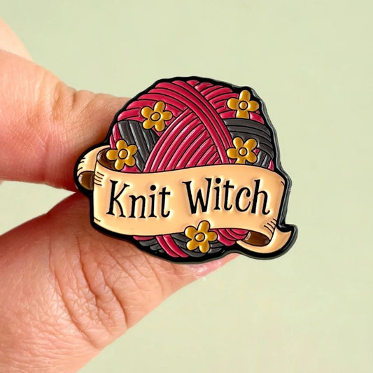 Pin Metálico Knit Witch