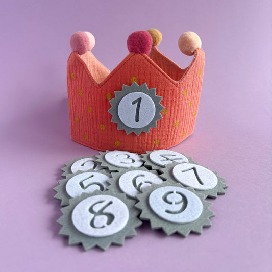 Corona de cumpleaños de tela con números intercambiables