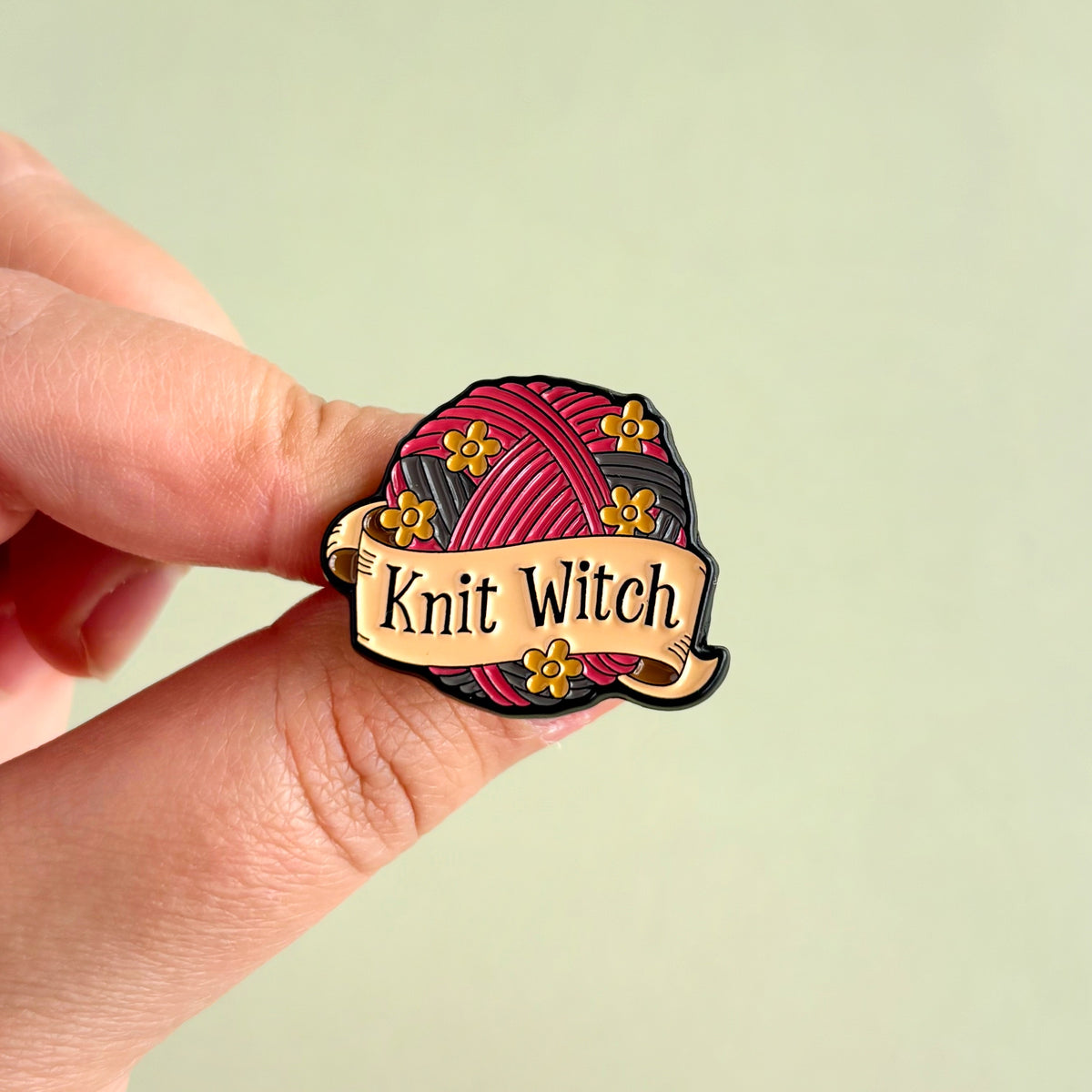 Pin Metálico Knit Witch