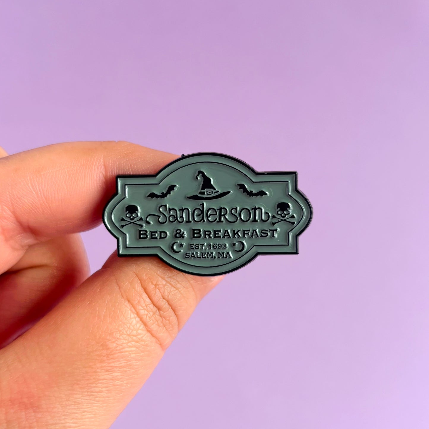 Pin Metálico Sanderson Bed & Breakfast – Hocus Pocus