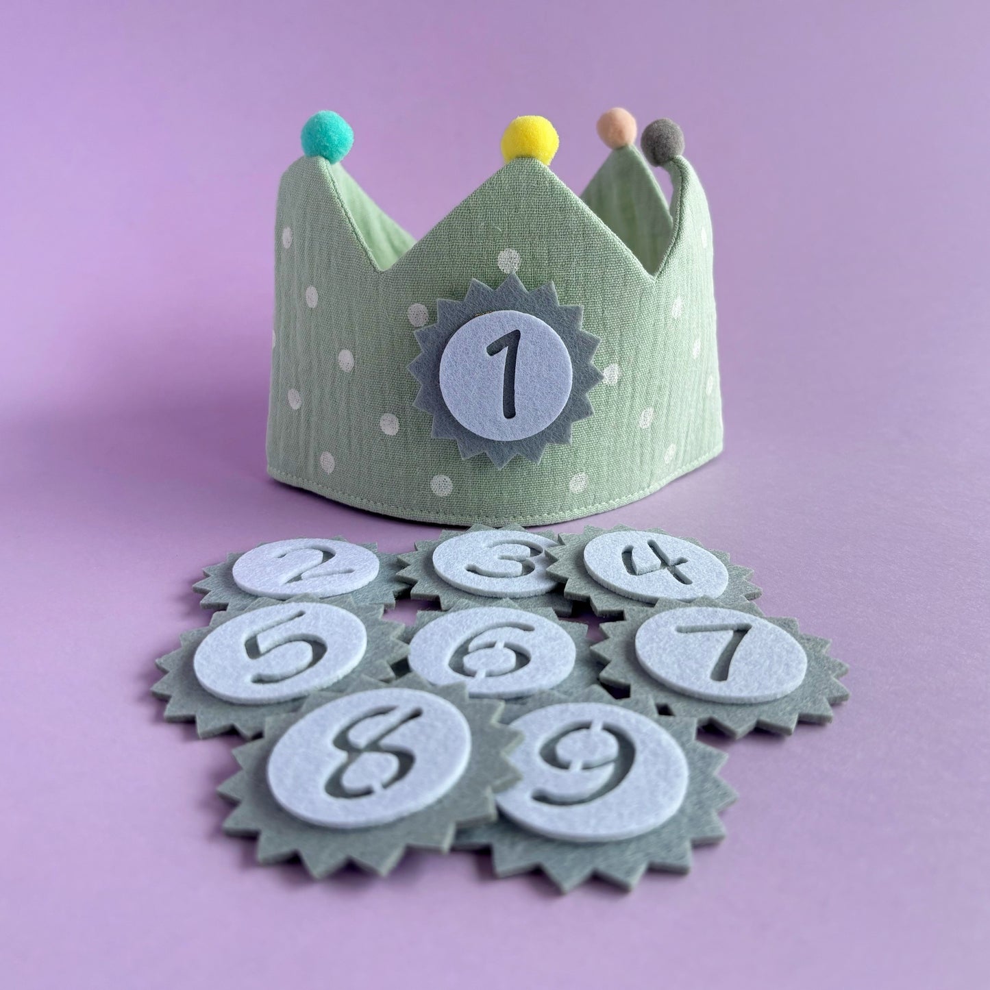 Corona de cumpleaños de tela con números intercambiables