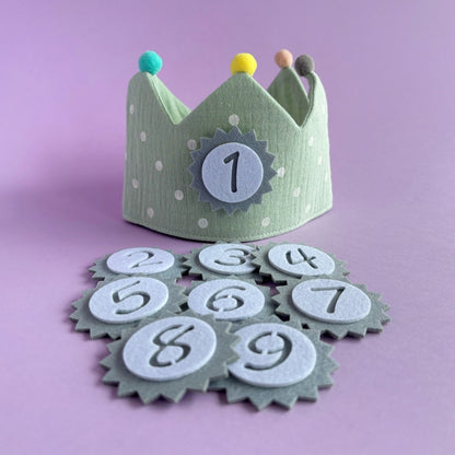Corona de cumpleaños de tela con números intercambiables