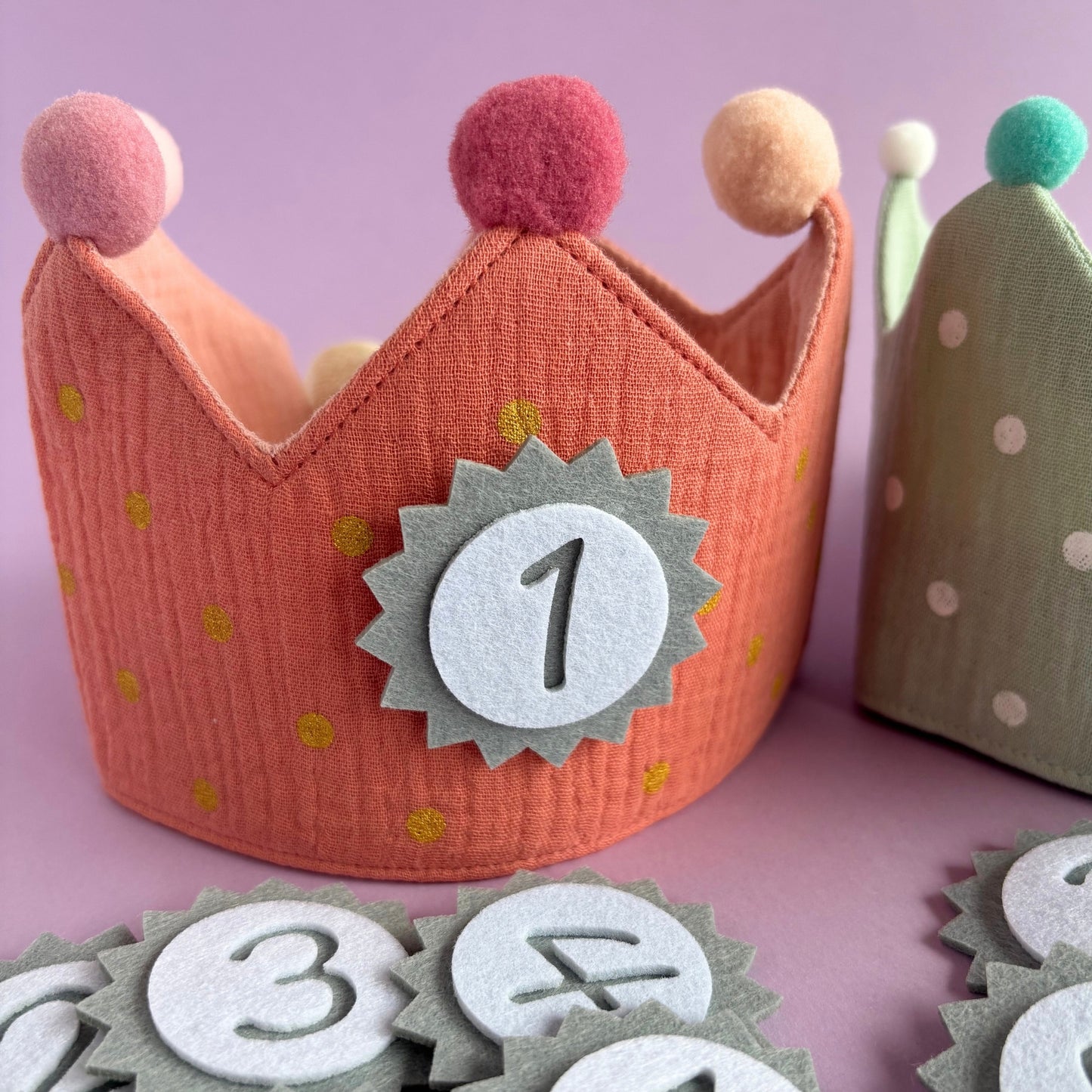 Corona de cumpleaños de tela con números intercambiables