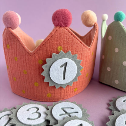 Corona de cumpleaños de tela con números intercambiables