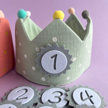 Corona de cumpleaños de tela con números intercambiables