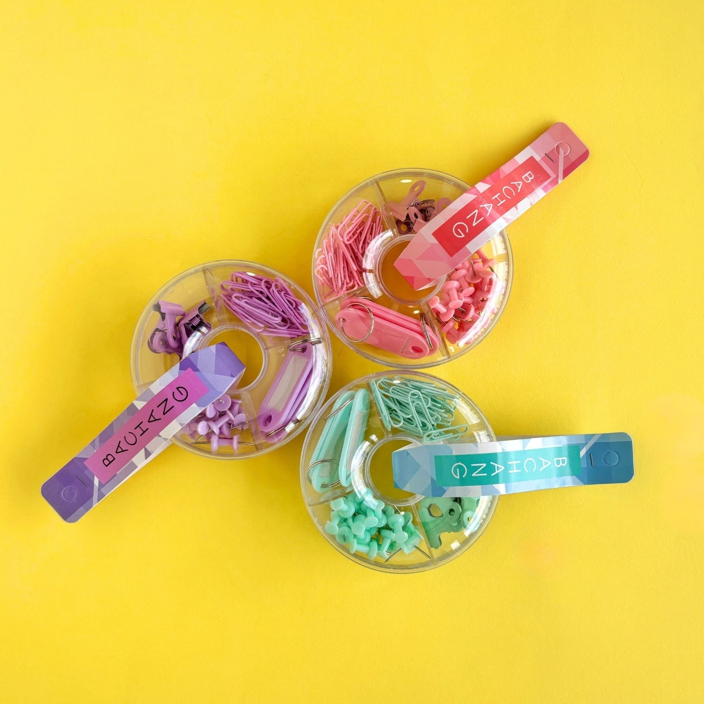 Set Pastel de Clips, Pines y Llaveros – Empaque en Forma de Dona