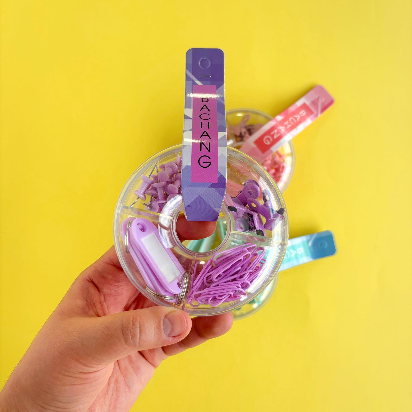 Set Pastel de Clips, Pines y Llaveros – Empaque en Forma de Dona