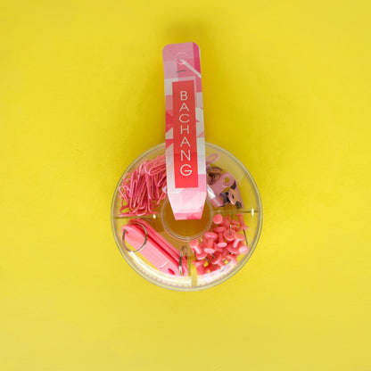 Set Pastel de Clips, Pines y Llaveros – Empaque en Forma de Dona