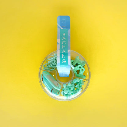 Set Pastel de Clips, Pines y Llaveros – Empaque en Forma de Dona