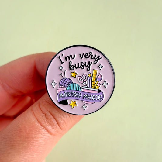 Pin Metálico I'm very busy making magic