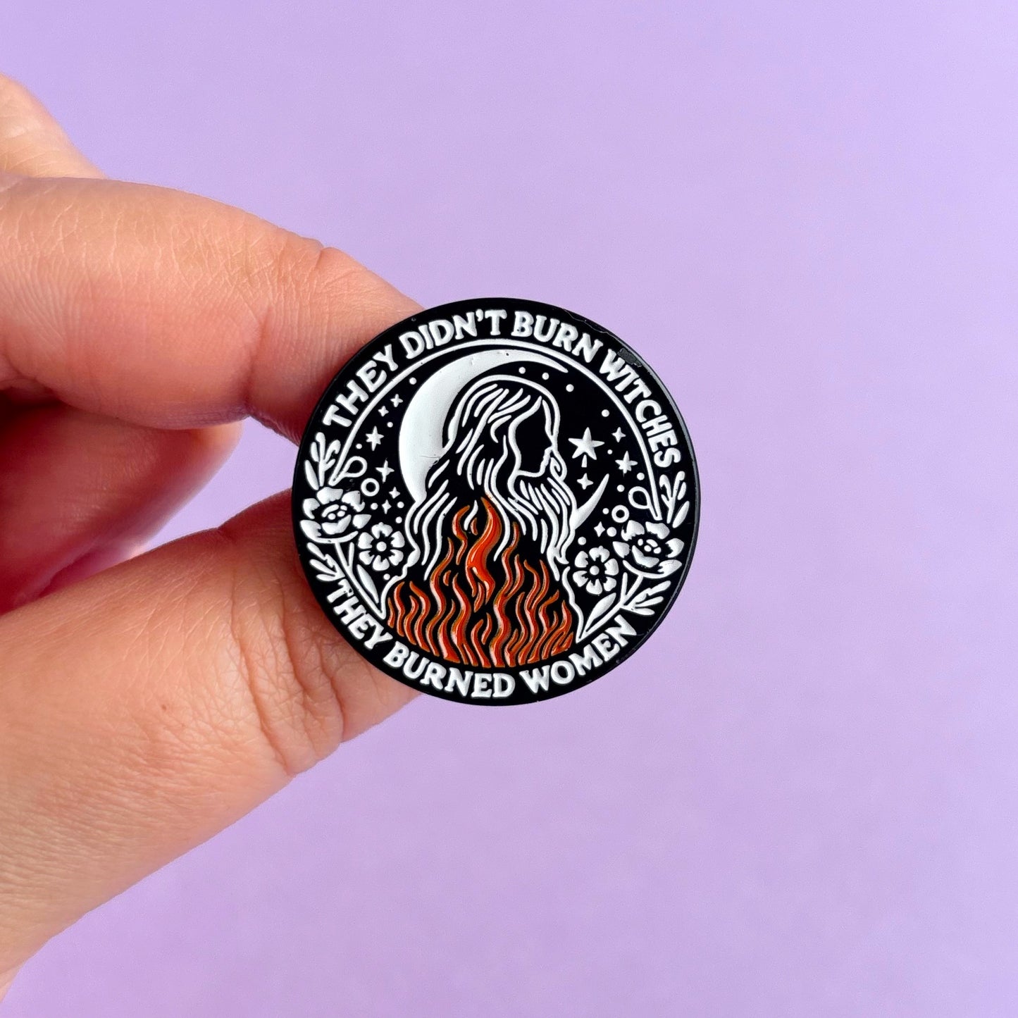 Pin metálico They didn't burn witches, they burned women